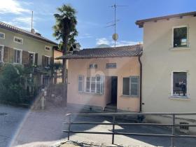 Nyaraló eladó a  oldalon. Monteggio, Svájc